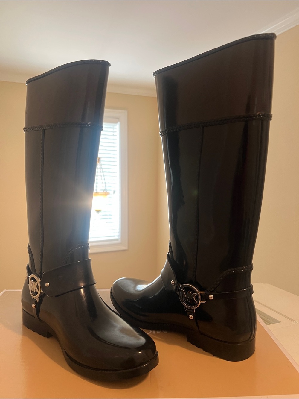 Michael Kors Black Logo, Glossy Tall Women's Boot. EXCELLENT CONDITION. Size: 9 - Picture 11 of 11